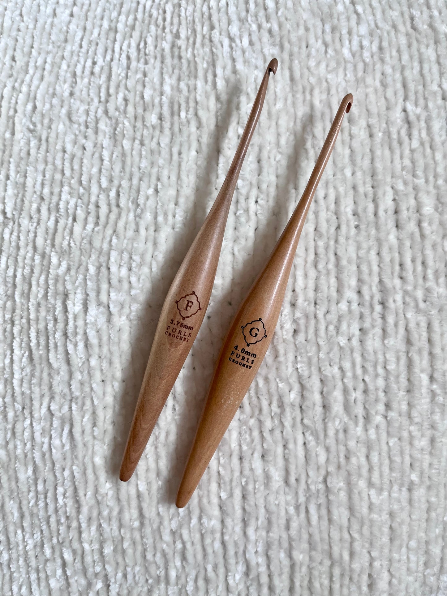 F & G - 3.75mm & 4mm Furls Teak Streamline Crochet Hook