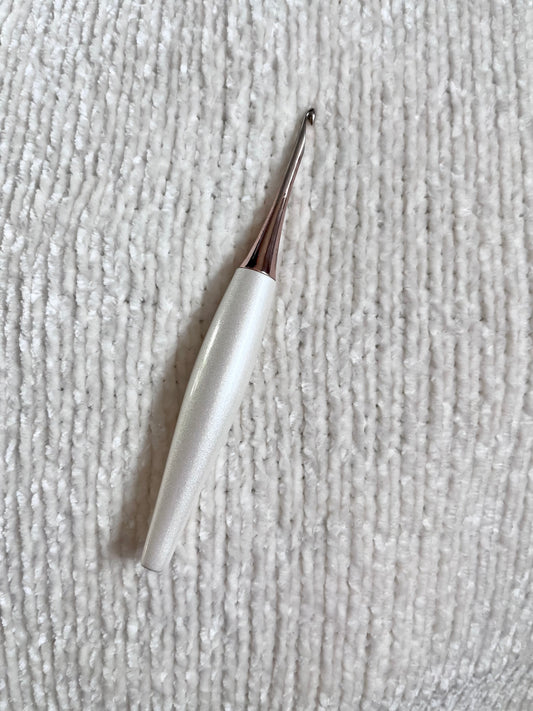 G - 4mm Furls Odyssey Rose Gold & White Sparkle Crochet Hook