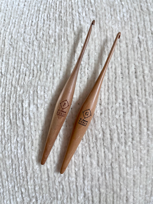 F & G - 3.75mm & 4mm Furls Teak Streamline Crochet Hook